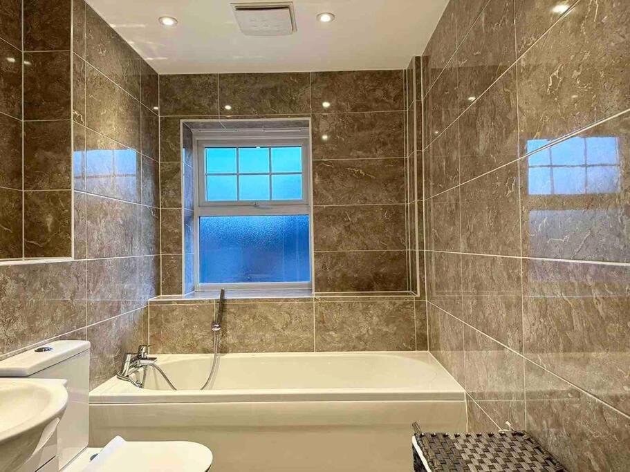 Serene Home Ideally Connected To Central London Bromley Exterior photo