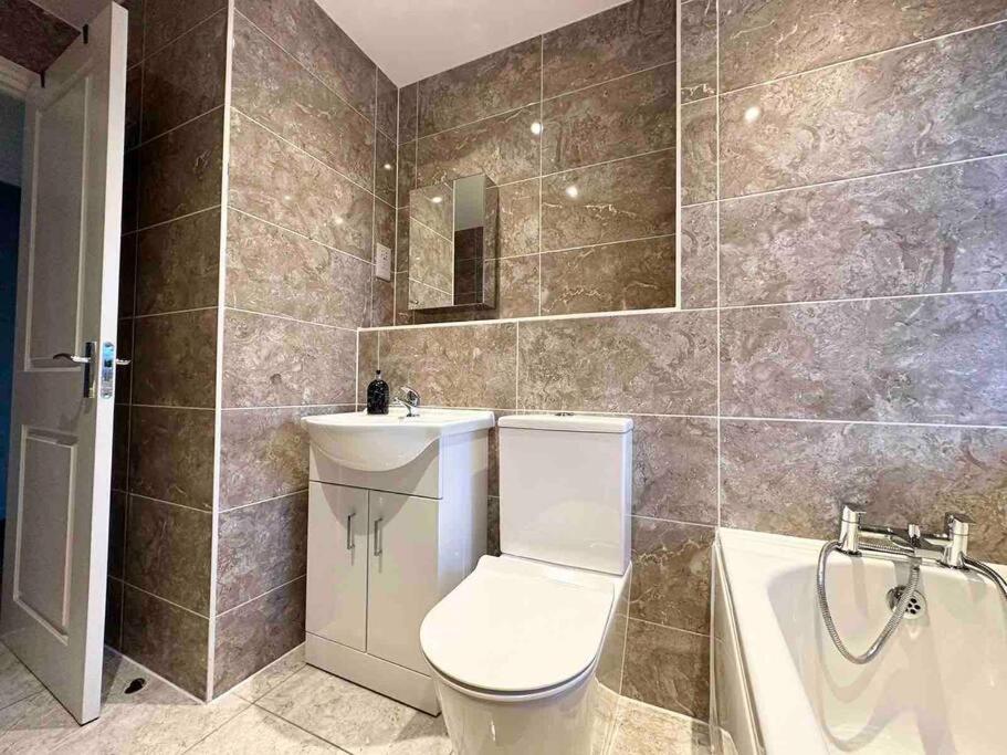 Serene Home Ideally Connected To Central London Bromley Exterior photo